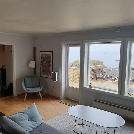 Lofoten Svolvaer-idyllic House By The Sea 斯沃尔韦尔